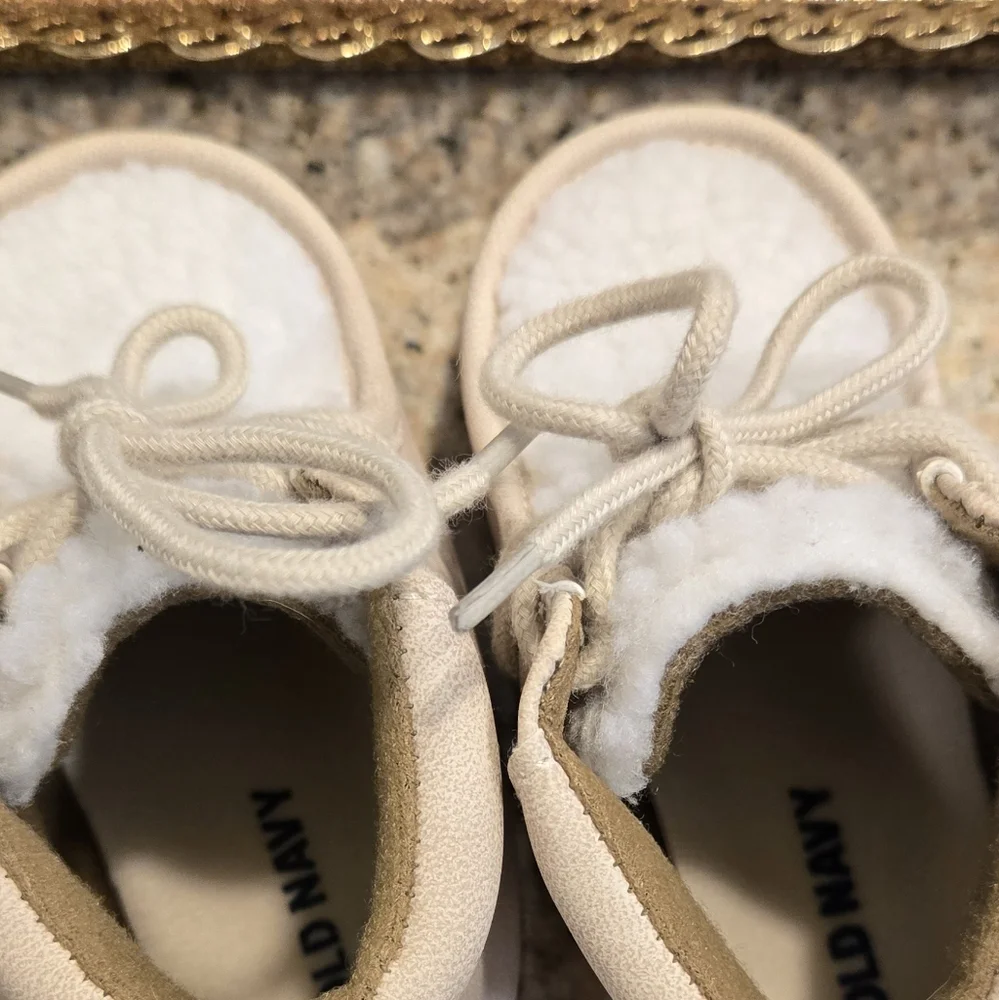 NWOT Old Navy Beige Suede and White Sherpa Baby Boot Shoe 18-24 Months